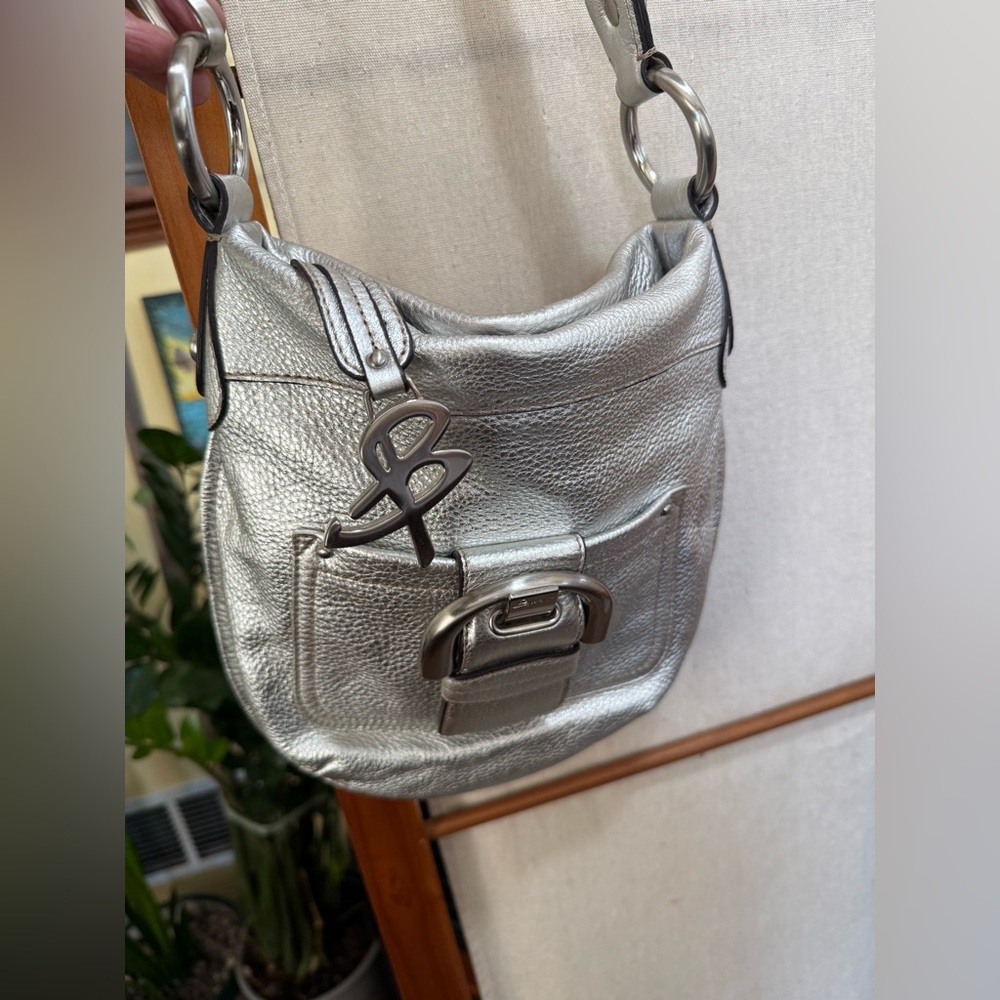 B. Makowsky silver metallic pebbled leather crossbody hobo handbag